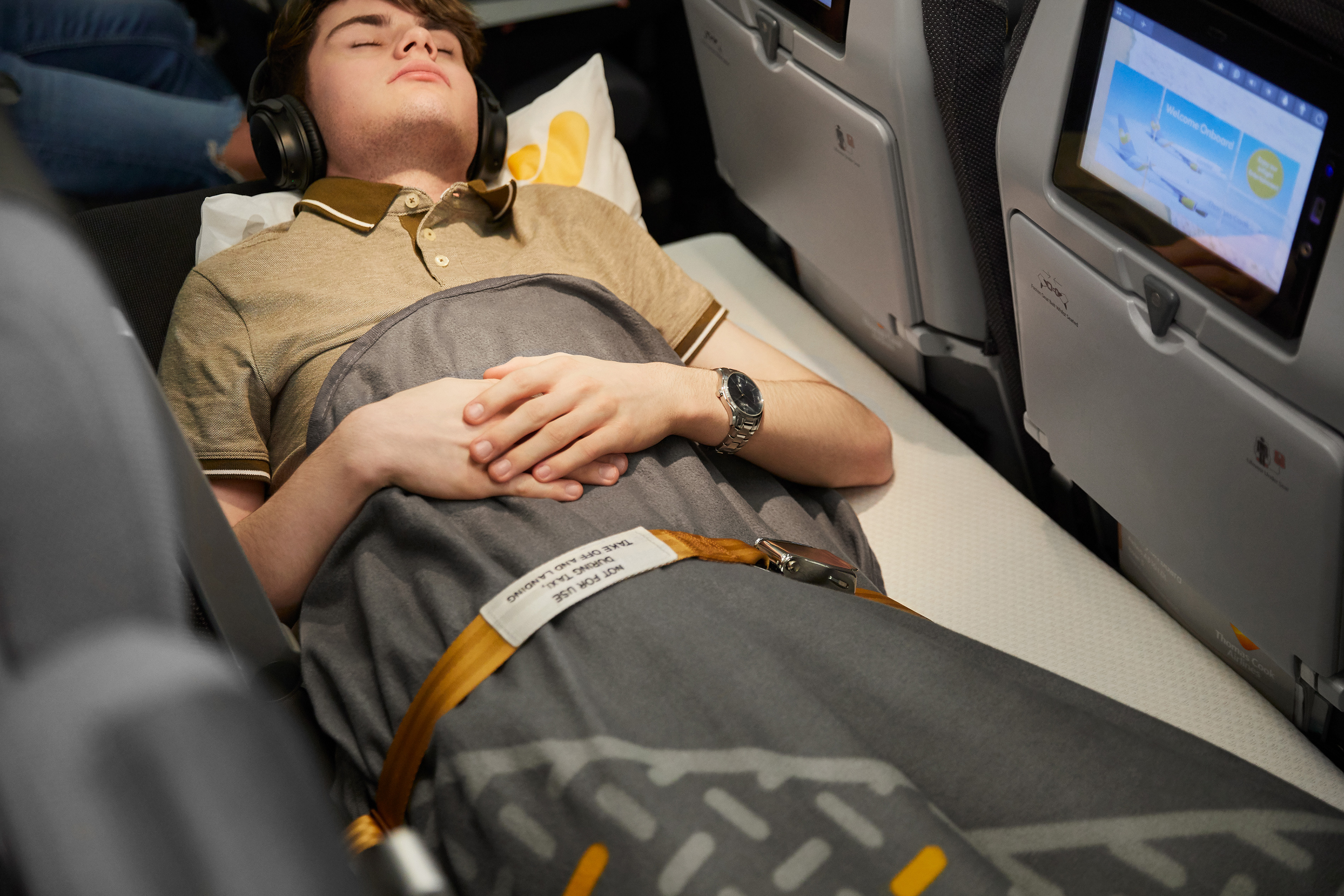 The extension belt enables the passenger to continue lying down when the fasten seatbelt signal is given
